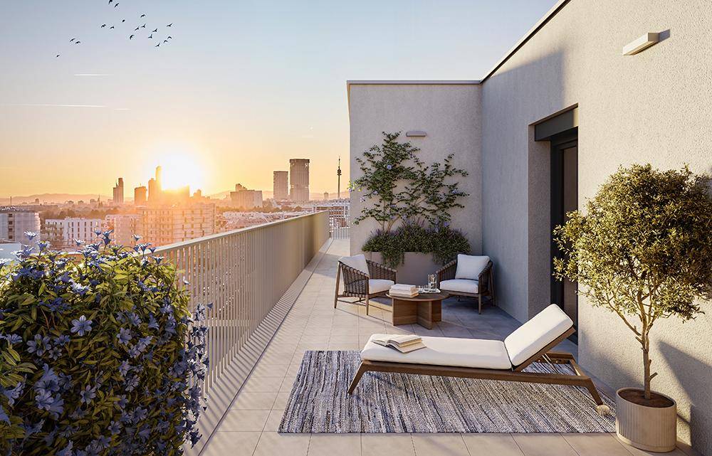 Sonniger Balkon mit Stadtblick, bequemen Möbeln und Pflanzen bei Sonnenuntergang.