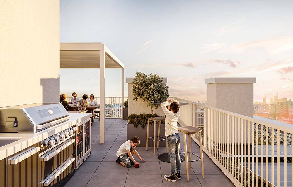Große Dachterrasse mit Außenküche, Grillbereich und Spielmöglichkeiten für Kinder.