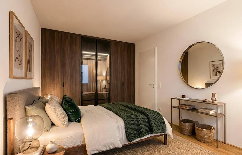 Gemütliches Schlafzimmer mit großem Bett, Einbauschränken und modernem Design.