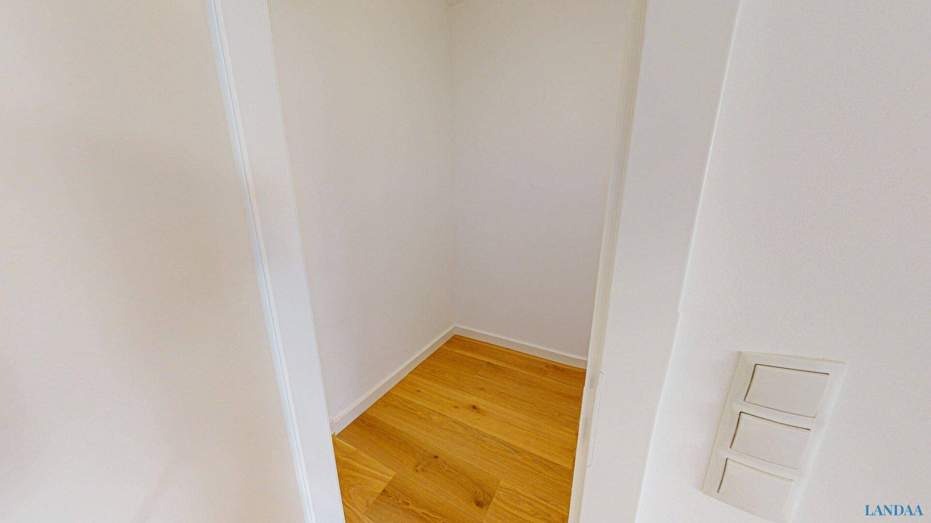 Praktischer Abstellraum mit hellem Holzboden, ideal für zusätzlichen Stauraum.