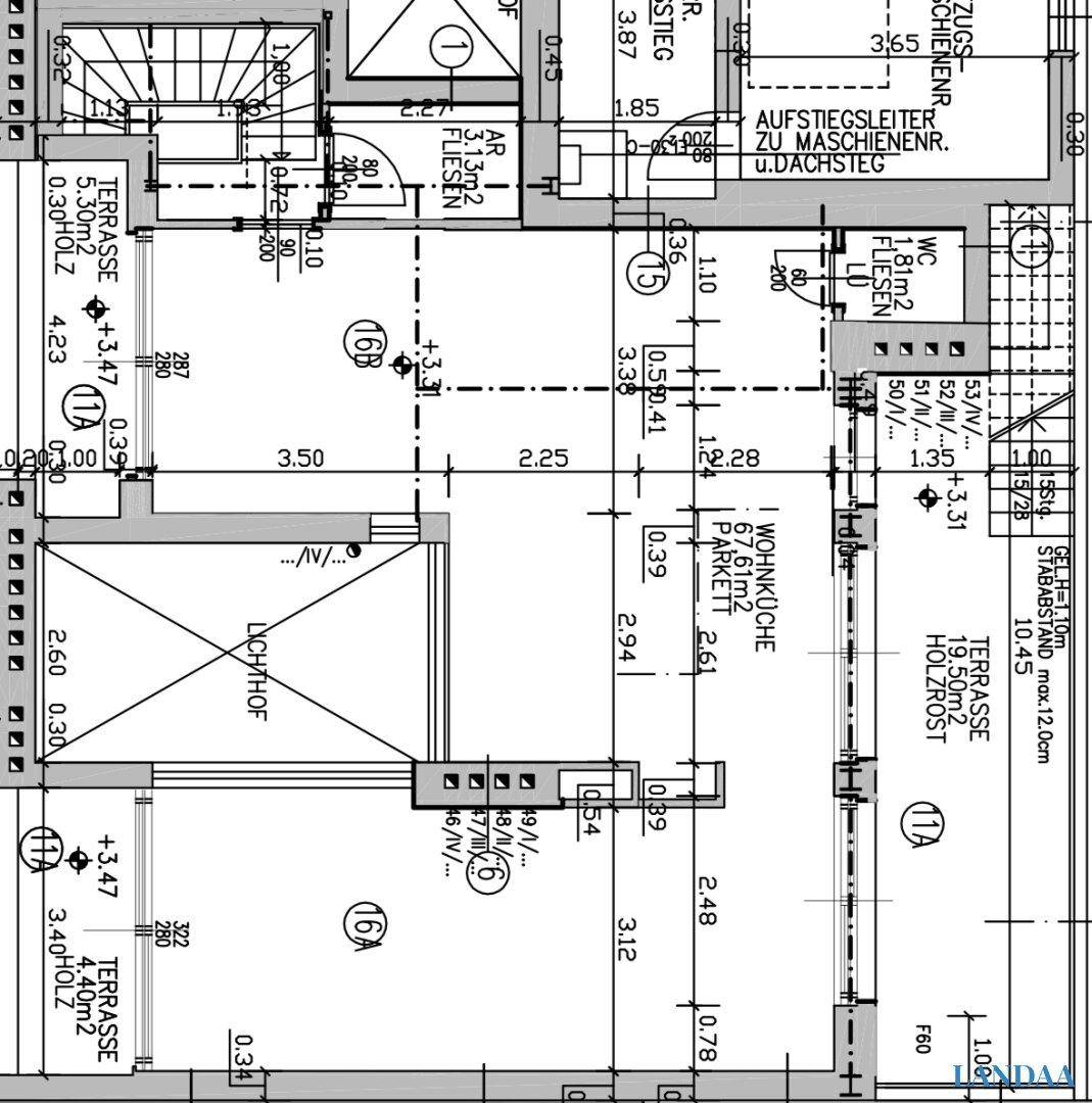 Grundriss des Obergeschosses mit Wohnküche und Zugang zu Terrassen.
