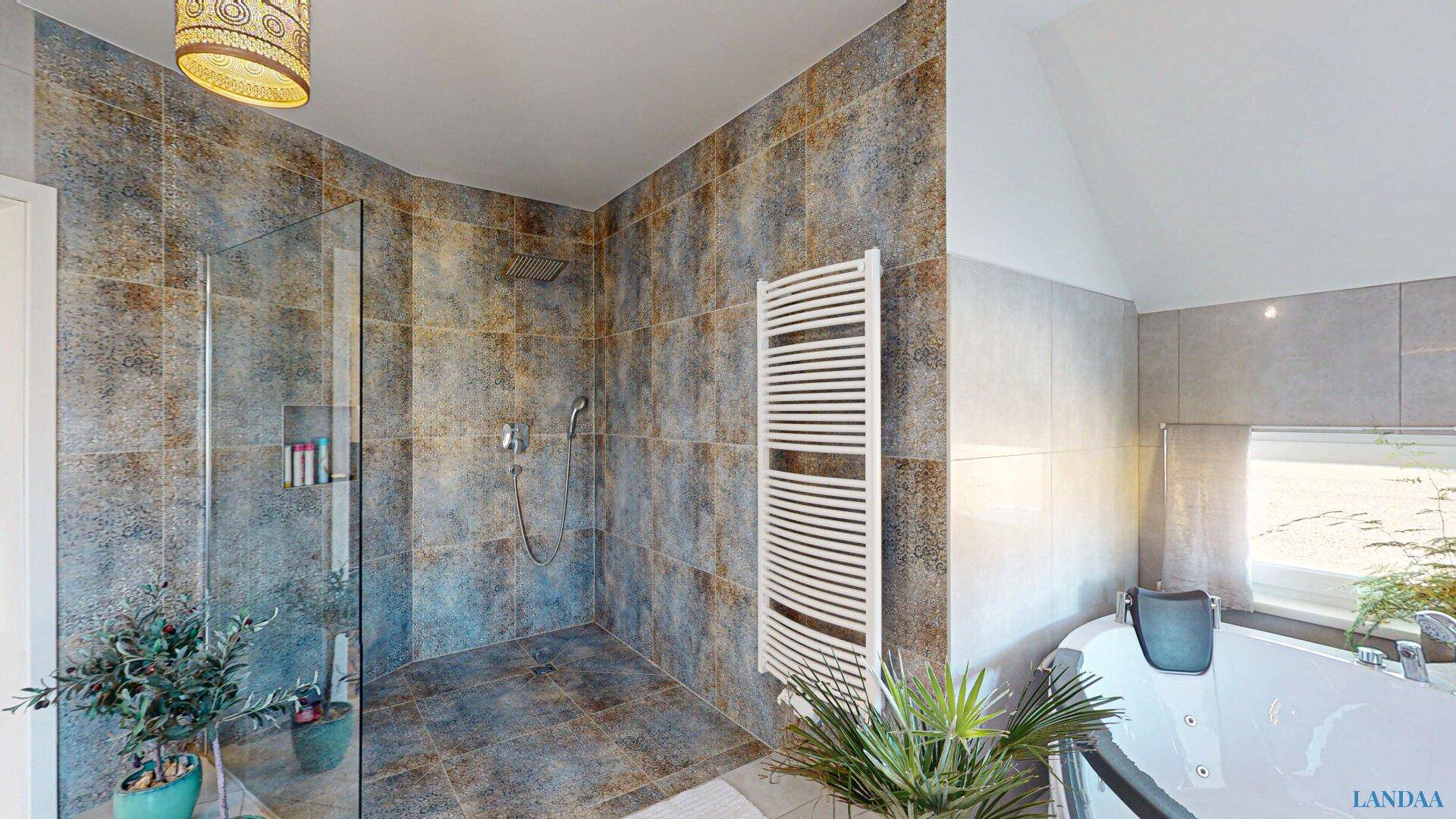 Modernes Badezimmer mit großer begehbarer Dusche, Fliesen und beheiztem Handtuchhalter.