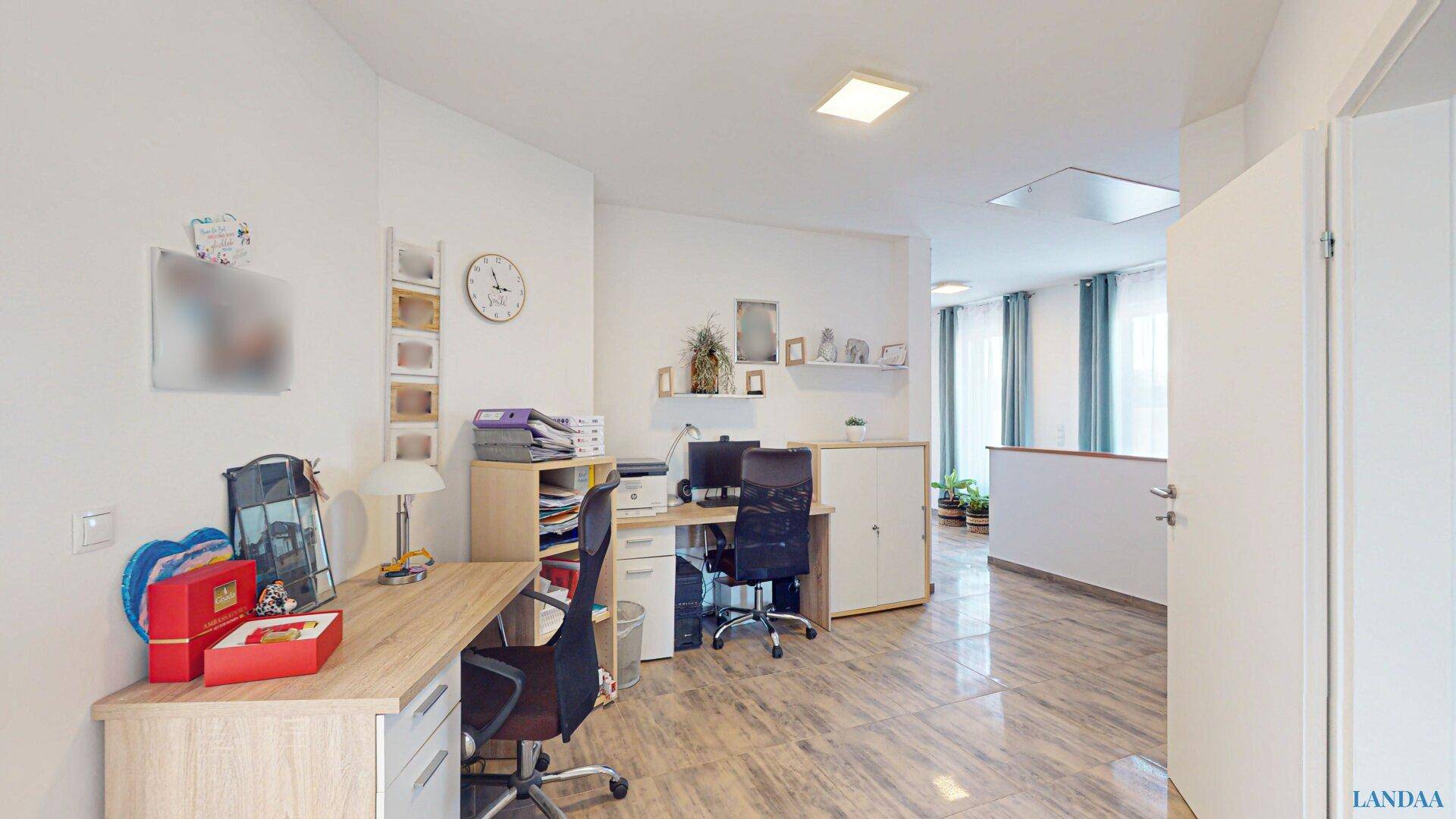 Helles Büro mit zwei Arbeitsplätzen, Stauraum und Fliesenboden.
