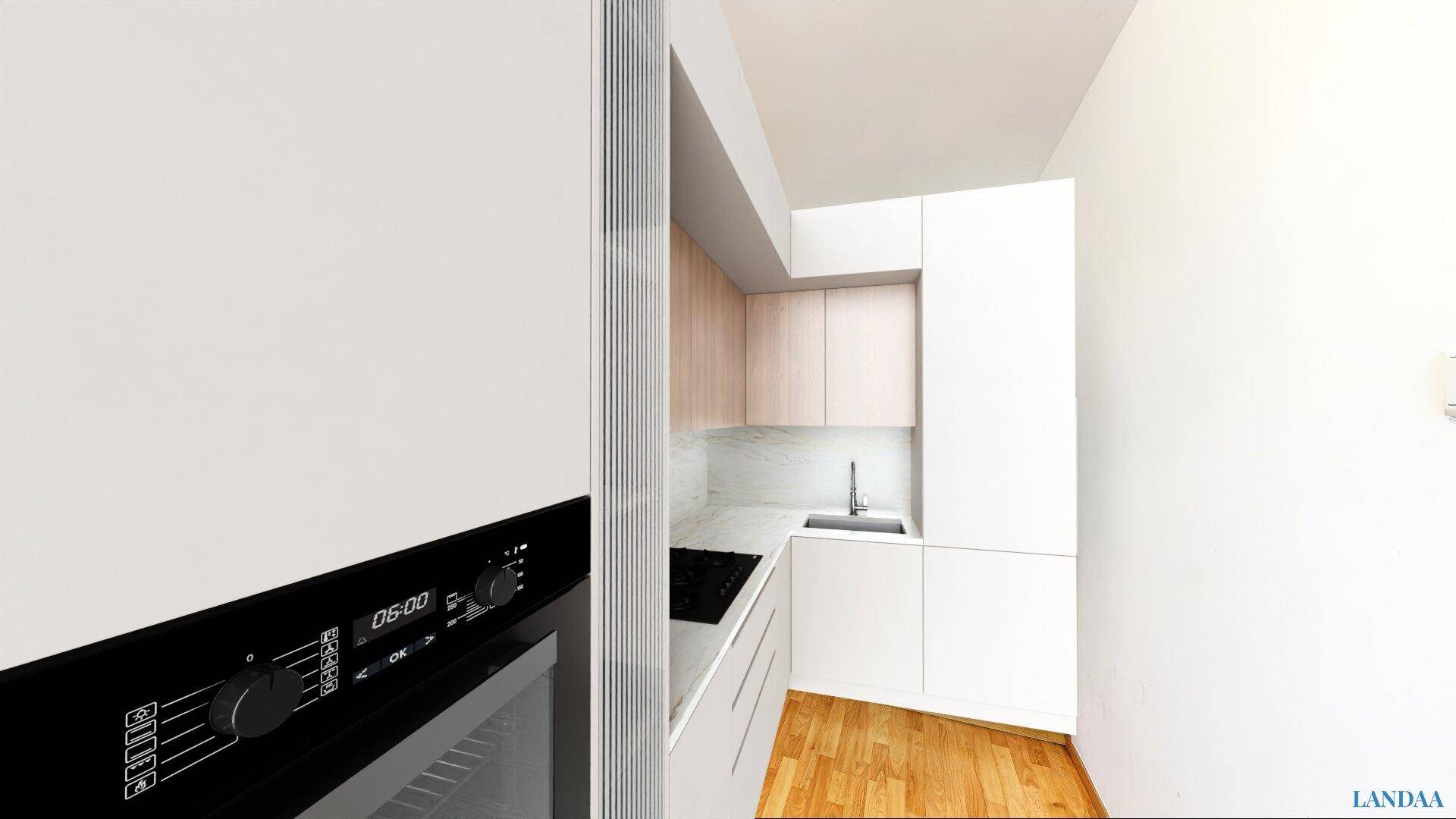 Kompakte, moderne Küche mit weißen Schränken, integriertem Backofen und Holzboden.