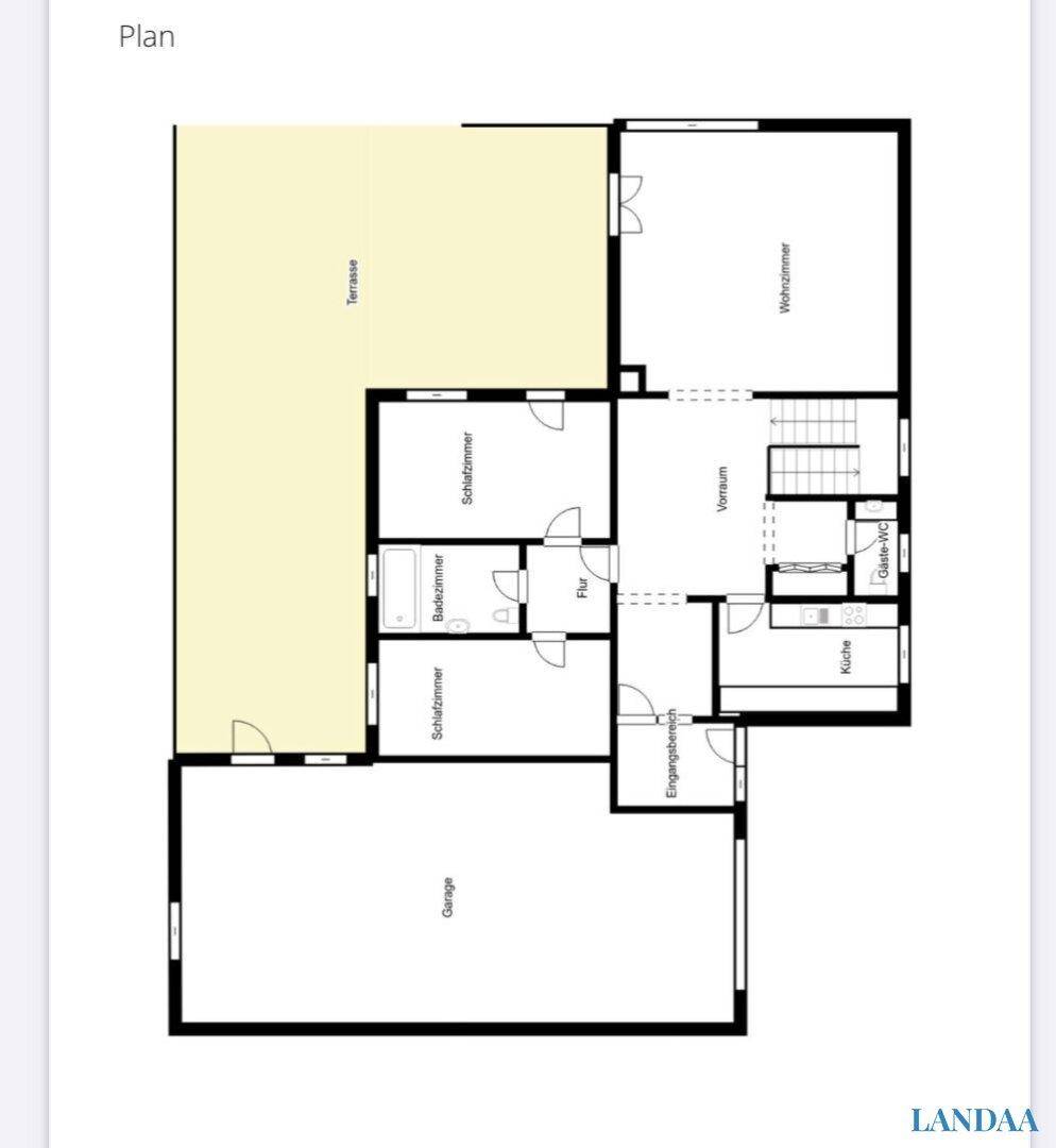 Grundriss des Erdgeschosses mit Wohnzimmer, Küche, Schlafzimmern und Terrasse.