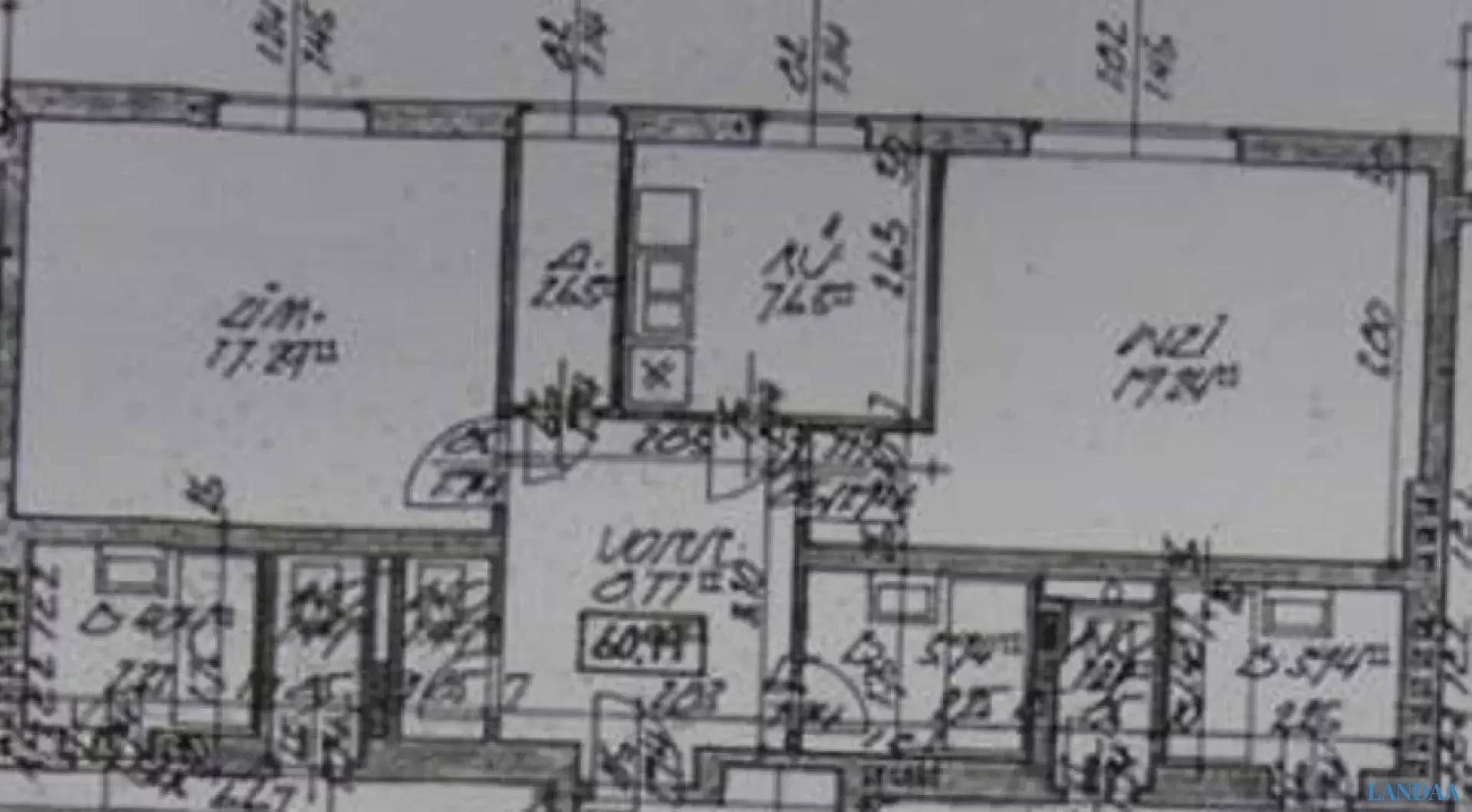 Detaillierter handgezeichneter Grundriss mit Raumaufteilung und Bemaßungen der Wohneinheit.