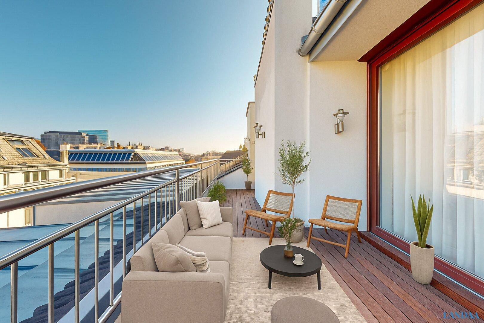Langer Balkon mit Holzboden, Loungemöbeln und Blick über die Stadt.