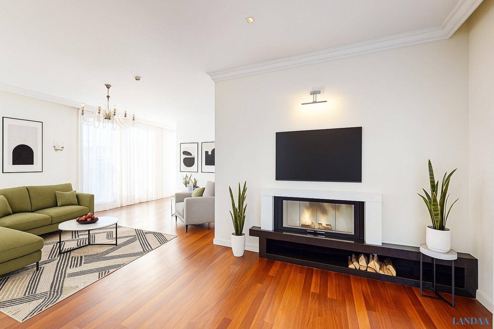 Gemütliches Wohnzimmer mit Holzboden, Kamin und bequemen Sofas.