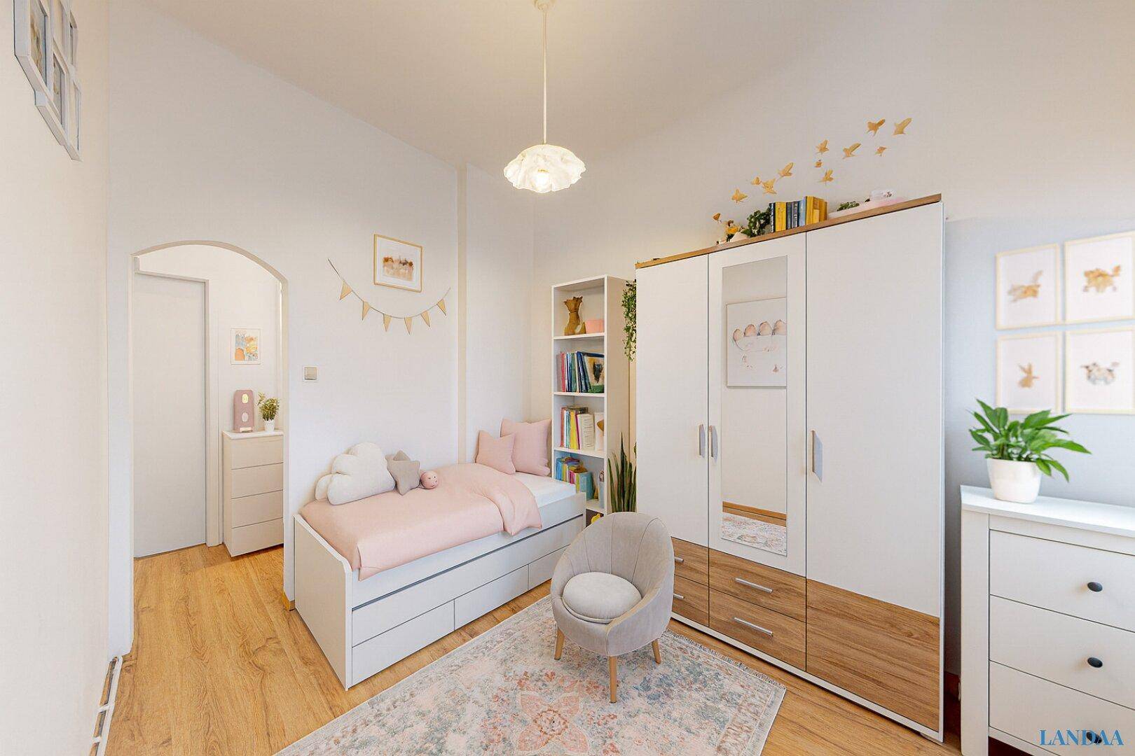 Kinderzimmer mit Bett, Kleiderschrank und Bücherregal, hell und freundlich eingerichtet.