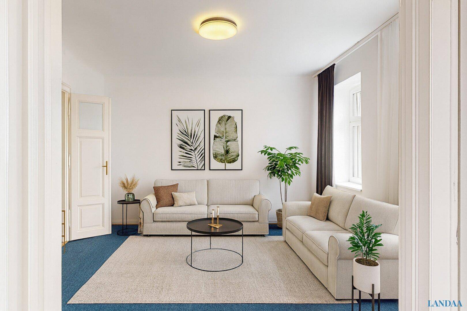 Gemütliches Wohnzimmer mit beigen Sofas, blauem Teppich und dekorativen Pflanzen.