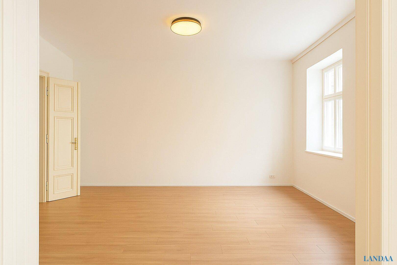 Leeres Zimmer mit hellem Laminatboden und einem Fenster, ideal für Schlaf- oder Arbeitszimmer.