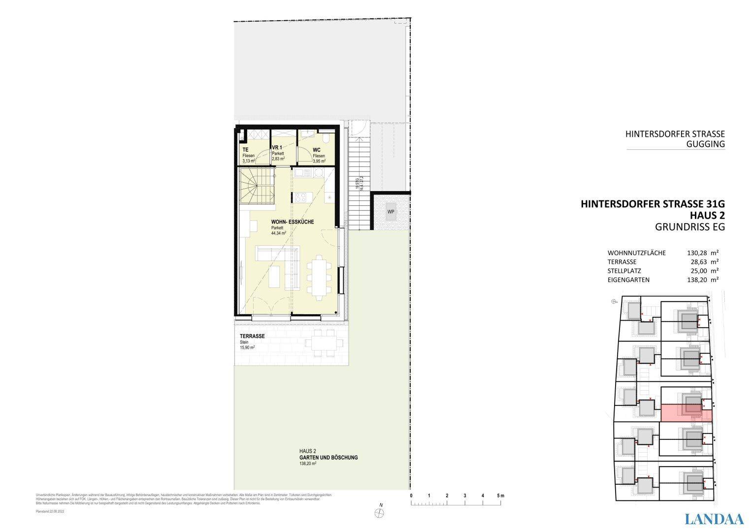 Grundriss des Erdgeschosses mit Wohn-Essküche, Terrasse und Garten.
