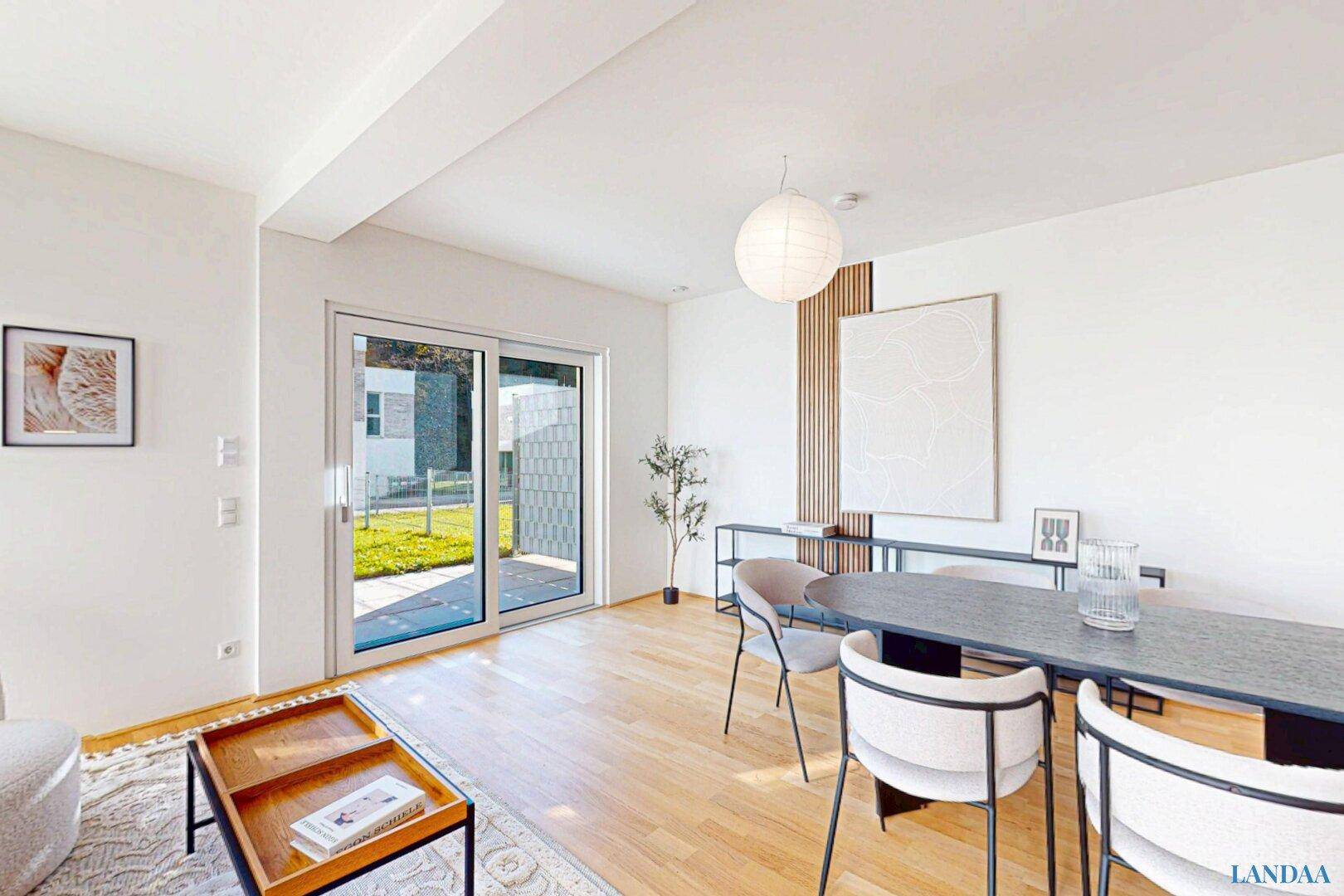Heller Wohn- und Essbereich mit Holzboden, modernem Esstisch und Zugang zum Garten.