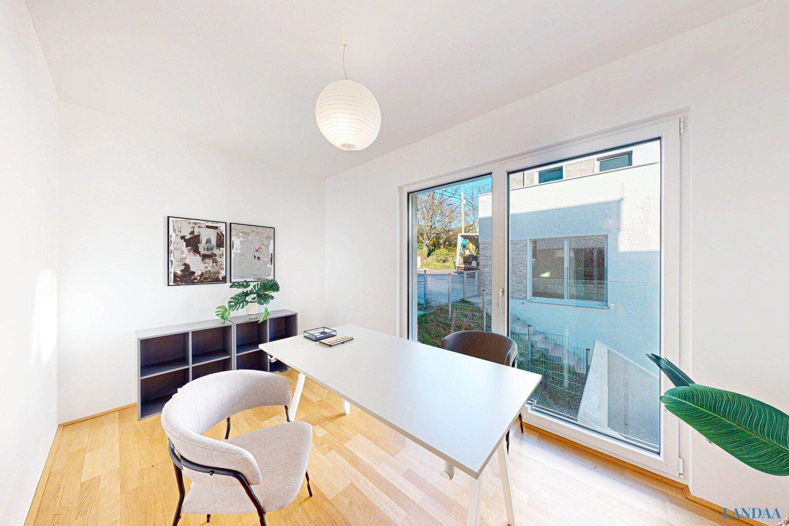 Helles Arbeitszimmer mit Holzboden, großen Fenstern und modernem Schreibtisch.