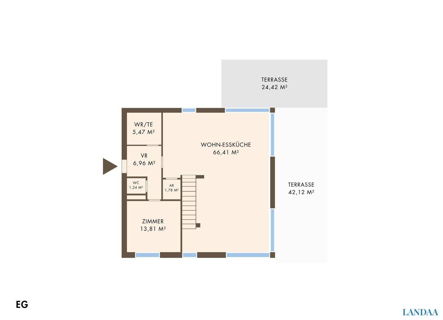 Detaillierter Grundriss des Erdgeschosses mit Wohn-Essküche, WC und zwei Terrassenbereichen.