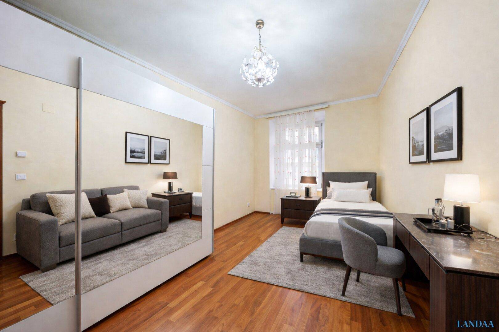 Vielseitiges Zimmer mit Einzelbett, Sofa und Schreibtisch, ideal als Gästezimmer oder Arbeitsbereich.