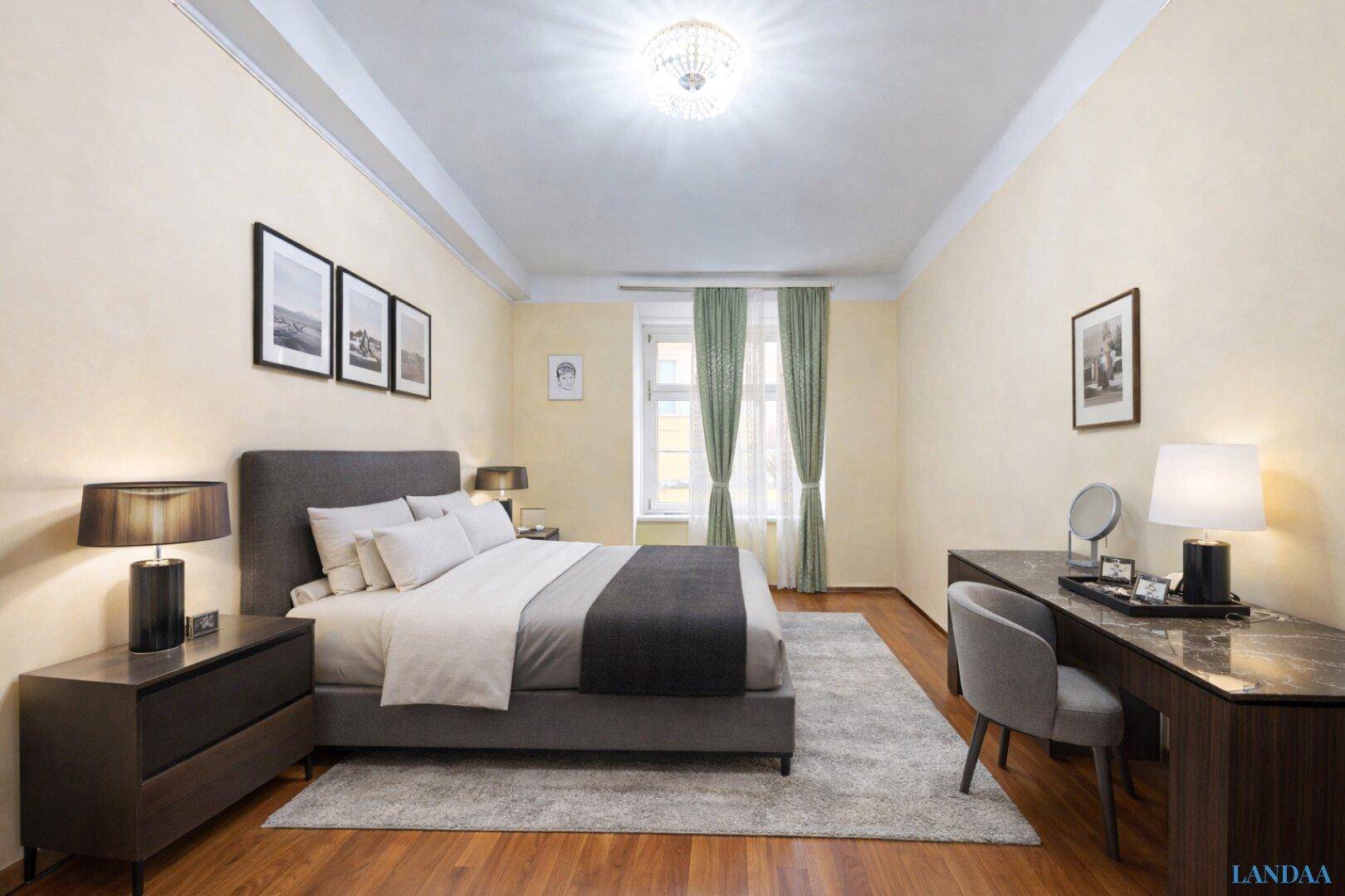 Komfortables Schlafzimmer mit Doppelbett, Parkettboden und einem Schreibtischbereich am Fenster.
