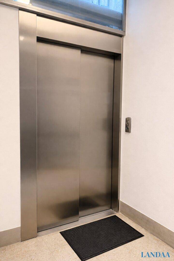 Moderner Aufzug aus Edelstahl in einem gepflegten Gebäude, bietet bequemen Zugang zu allen Etagen.