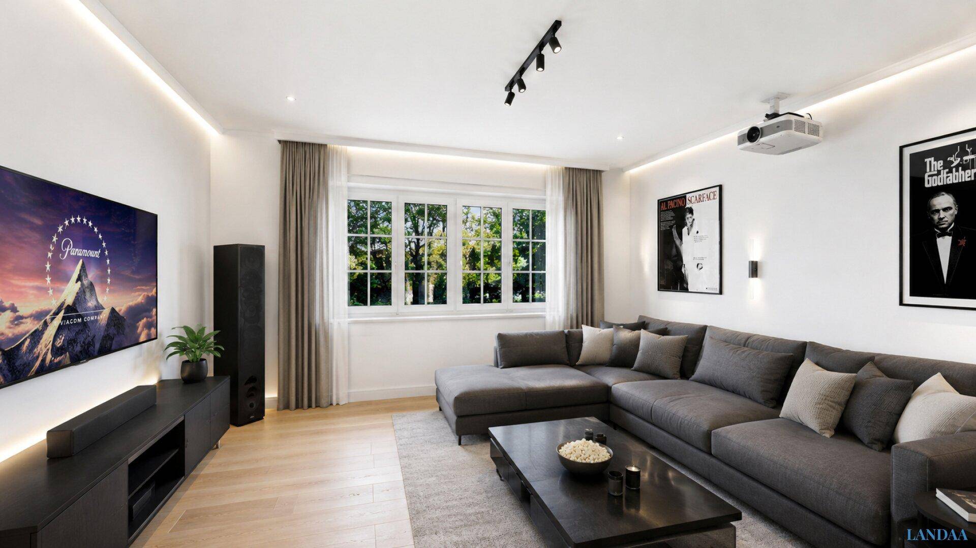 Modernes Medienzimmer mit großem Sofa, Fernseher, Beamer und Holzboden.