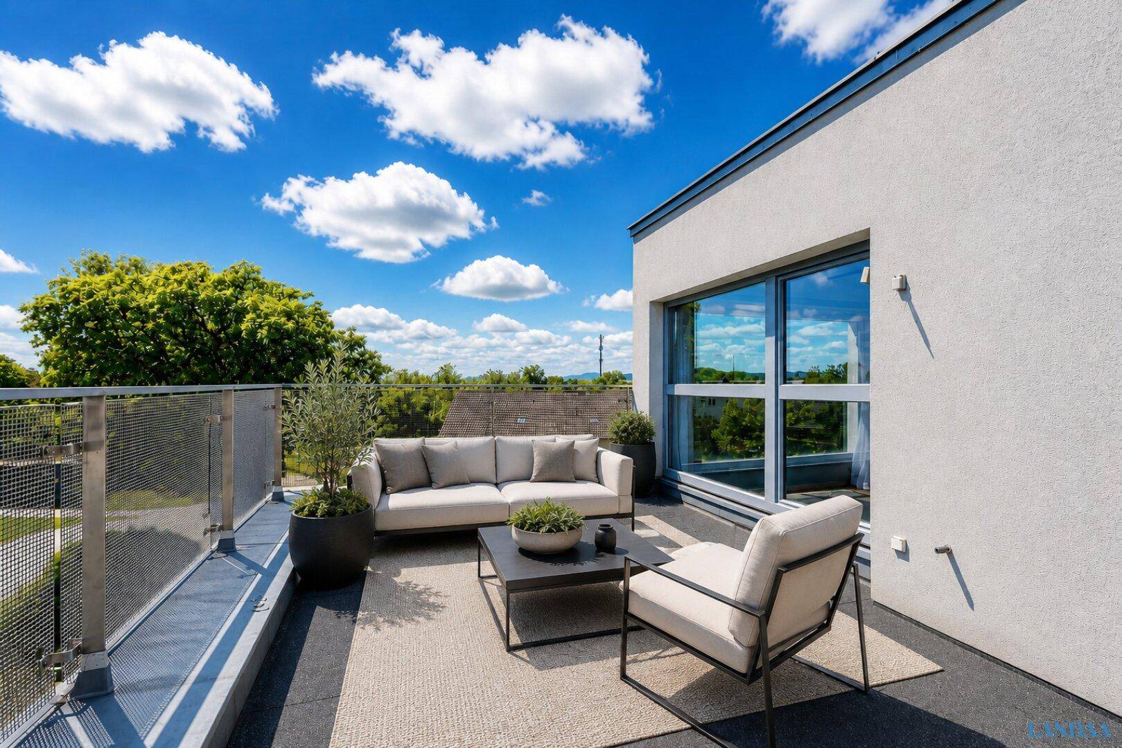 Geräumige Dachterrasse mit bequemen Loungemöbeln und weitem Blick ins Grüne.