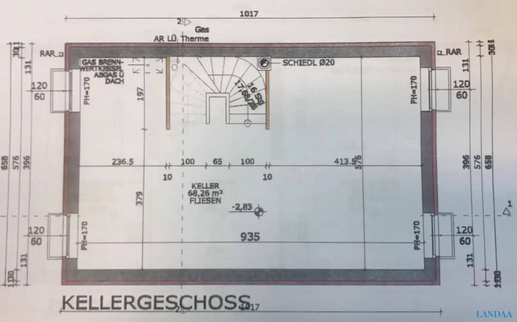 Grundriss des Kellergeschosses mit großem offenen Bereich und Treppenzugang.