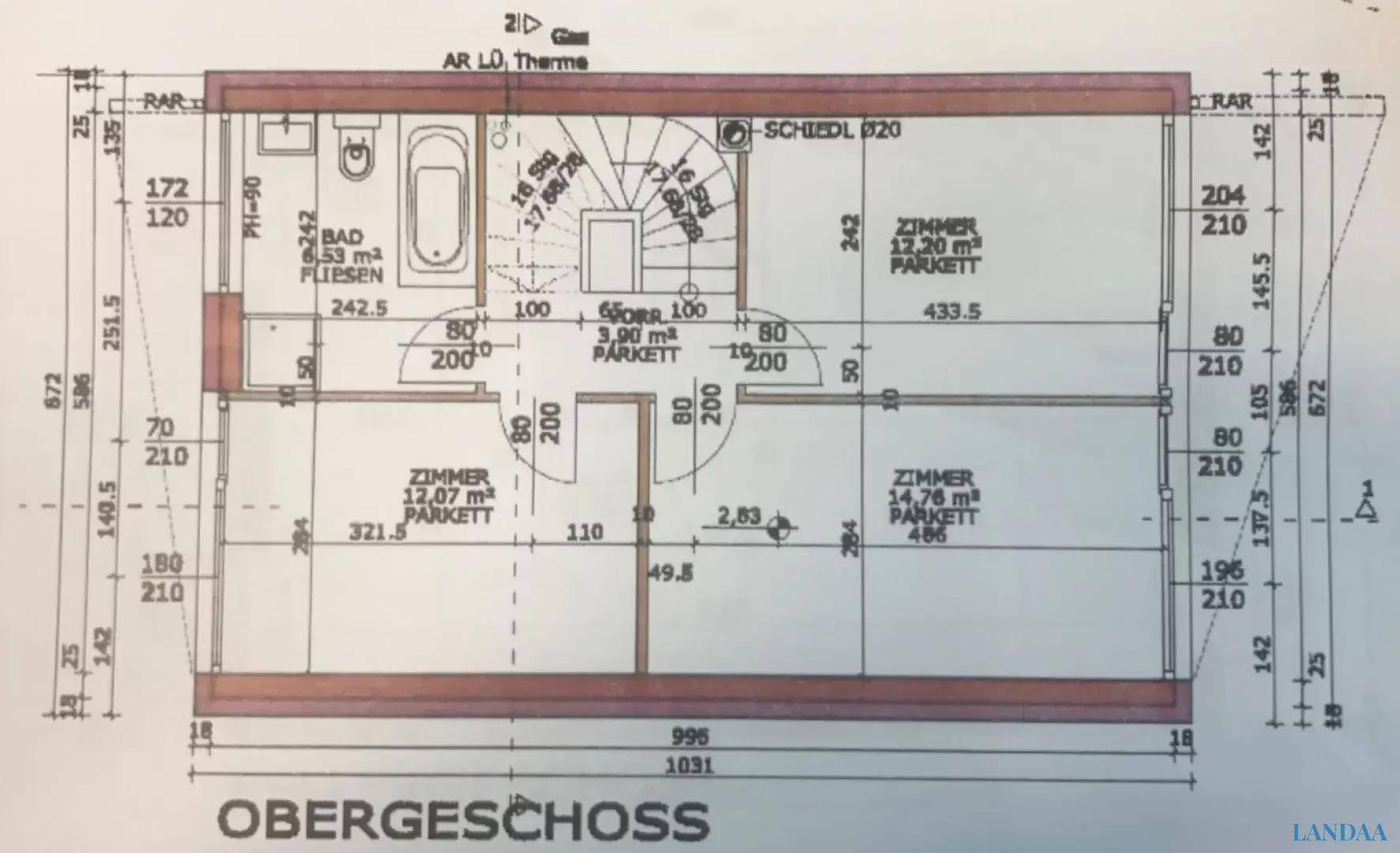 Grundriss des Obergeschosses mit Schlafzimmern, Badezimmer und Treppenaufgang.