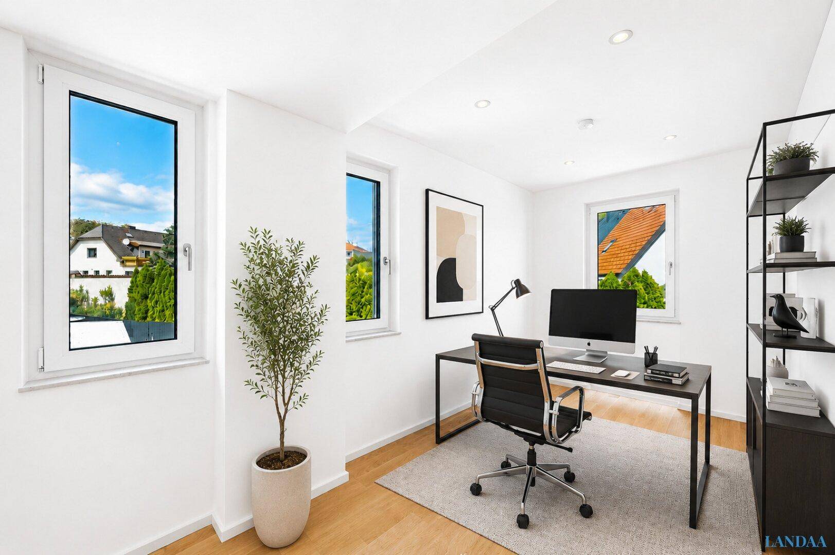 Modernes Arbeitszimmer mit Schreibtisch, Bürostuhl und Blick auf die Umgebung durch mehrere Fenster.