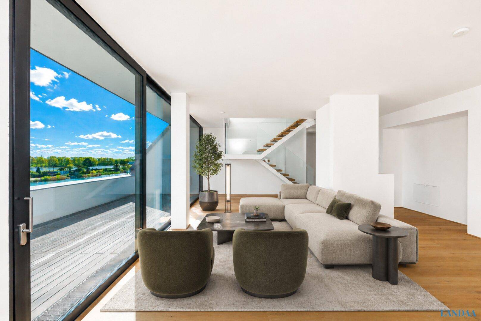 Modern eingerichtetes Wohnzimmer mit bequemen Sofas, Holzboden und Zugang zu einer Terrasse mit Seeblick.