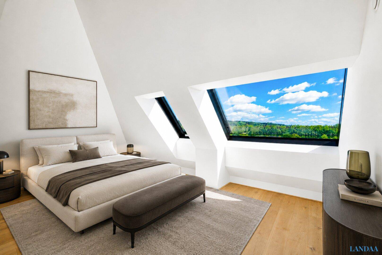 Modernes Schlafzimmer mit Holzboden, schrägen Wänden und großen Fenstern, die einen weiten Blick ins Grüne bieten.