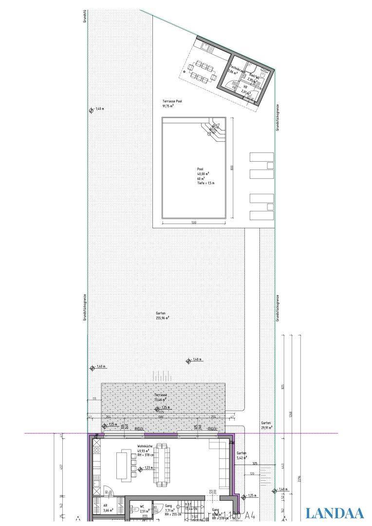 Grundriss des Grundstücks mit Wohngebäude, großem Garten, Pool und Terrasse.