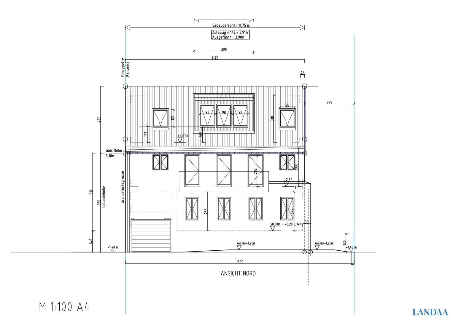 Architektonische Nordansicht des Hauses mit Garage, vielen Fenstern und Satteldach.