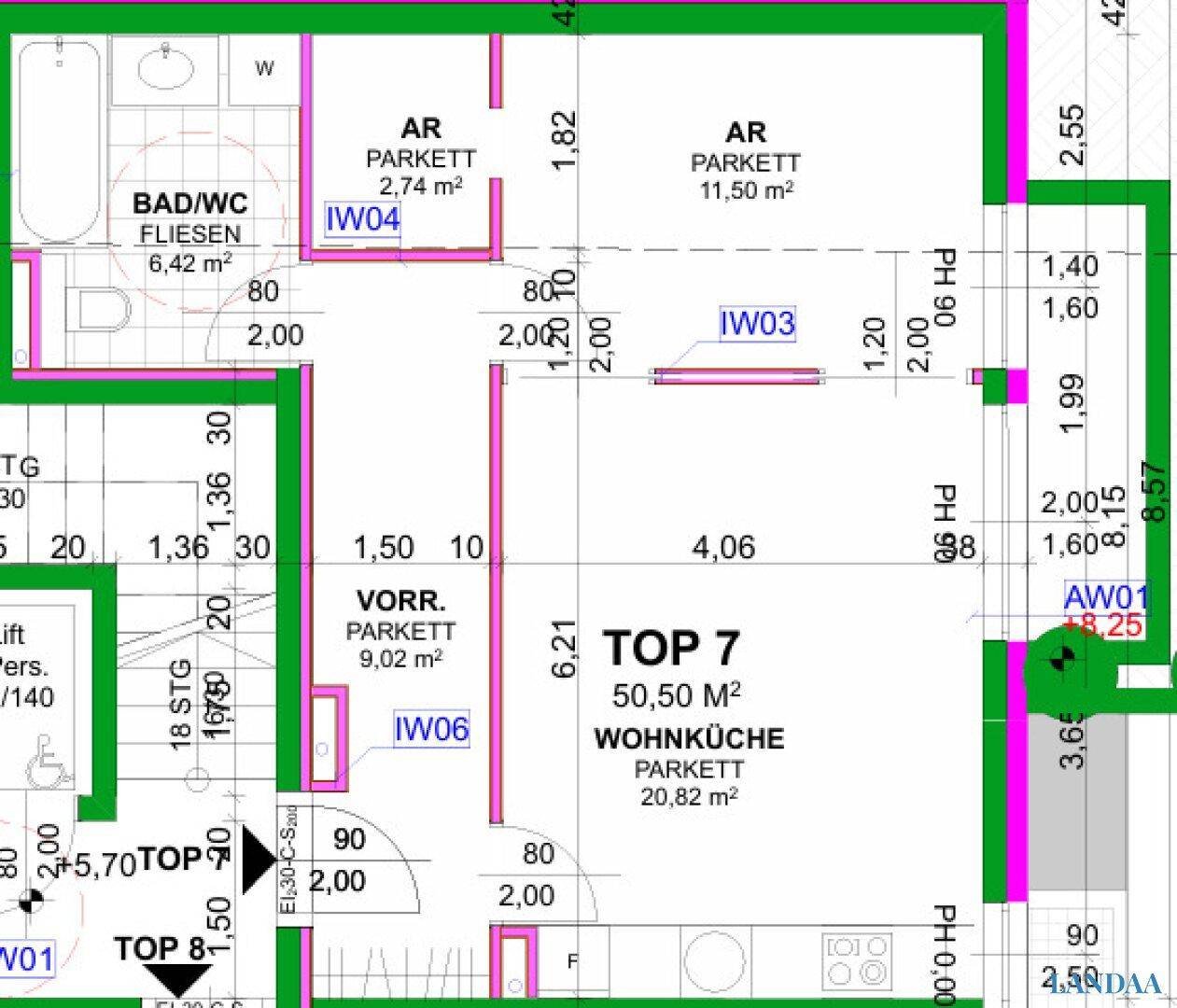 Grundriss der Wohnung TOP 7 mit offener Wohnküche, Bad, Abstellräumen und Balkonzugang.