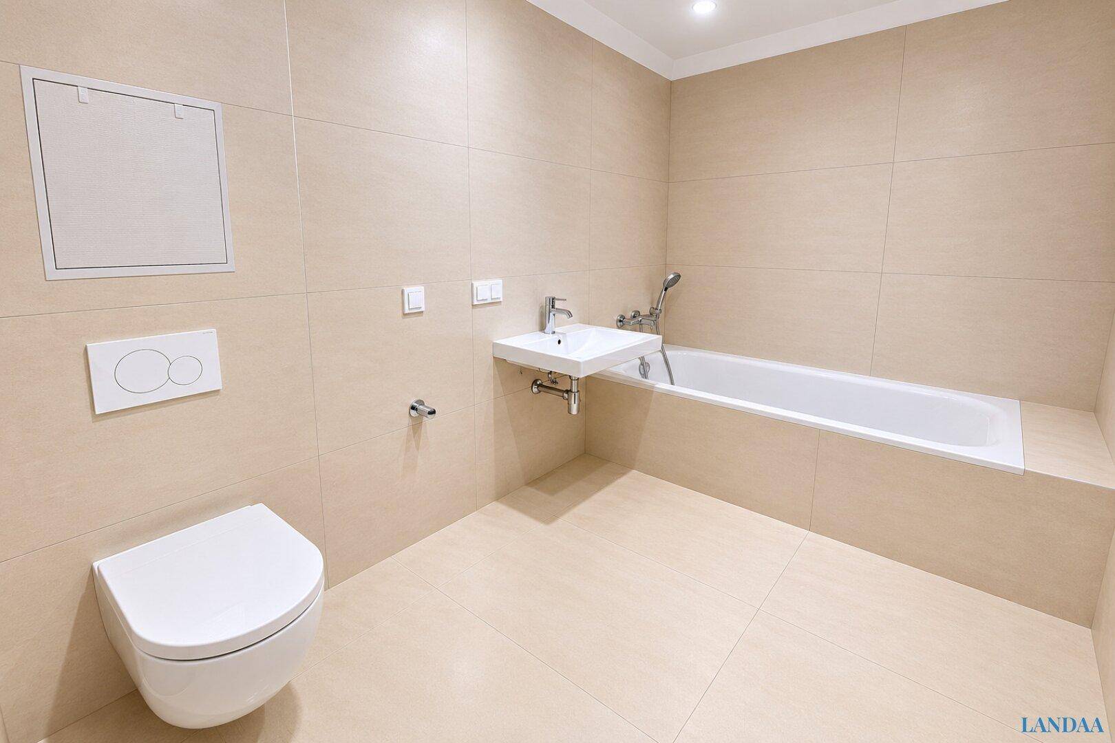 Modernes Badezimmer mit beigefarbenen Fliesen, Badewanne und wandhängendem WC.