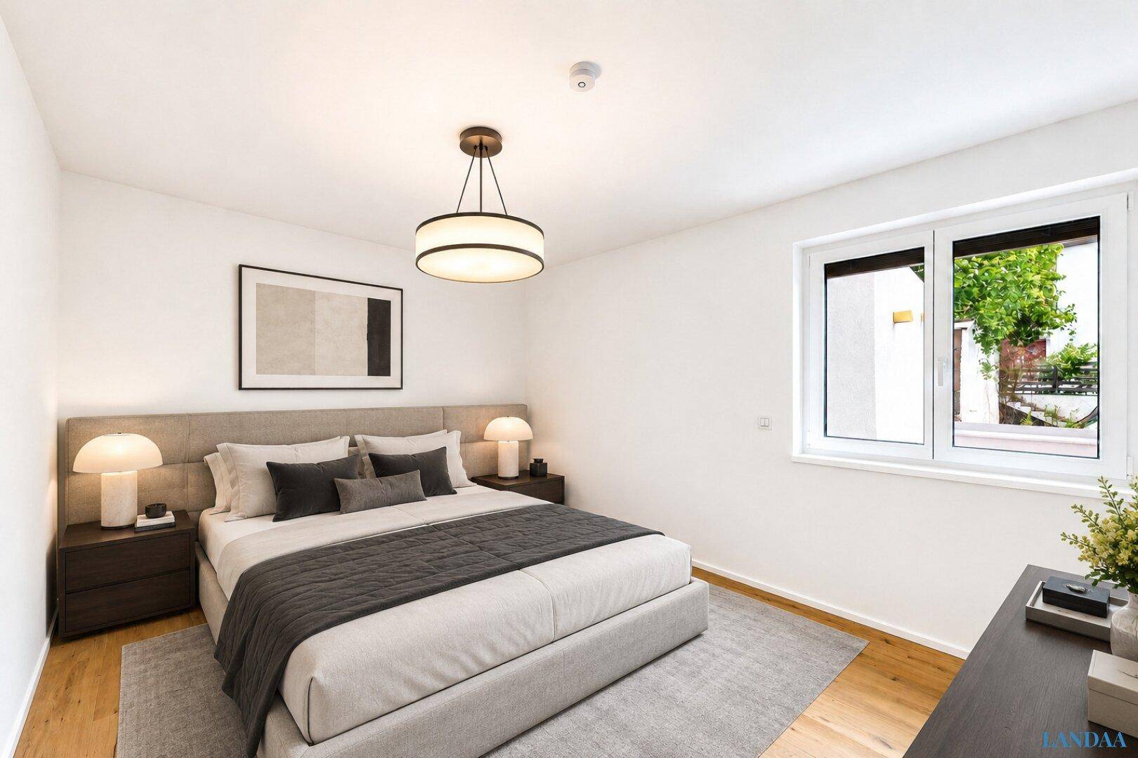 Modern eingerichtetes Schlafzimmer mit Doppelbett, Nachttischen und Holzboden.