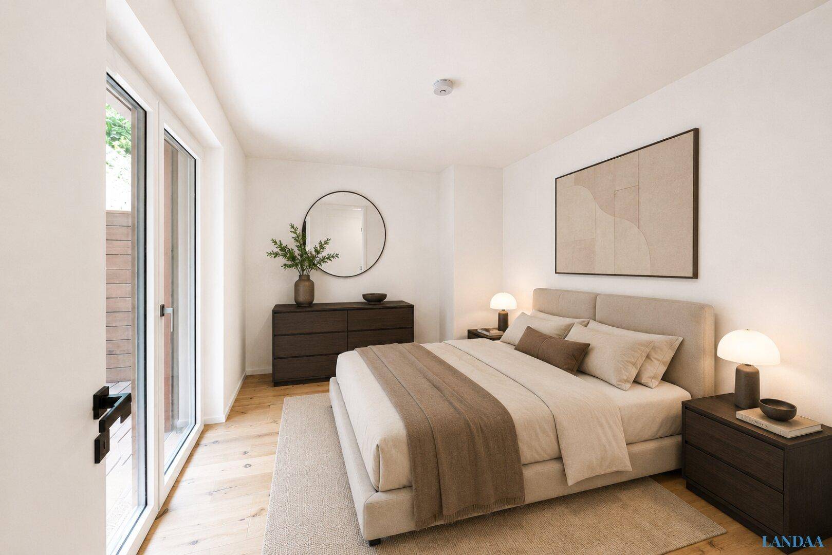 Modern eingerichtetes Schlafzimmer mit Holzboden und Zugang zu einem Außenbereich.
