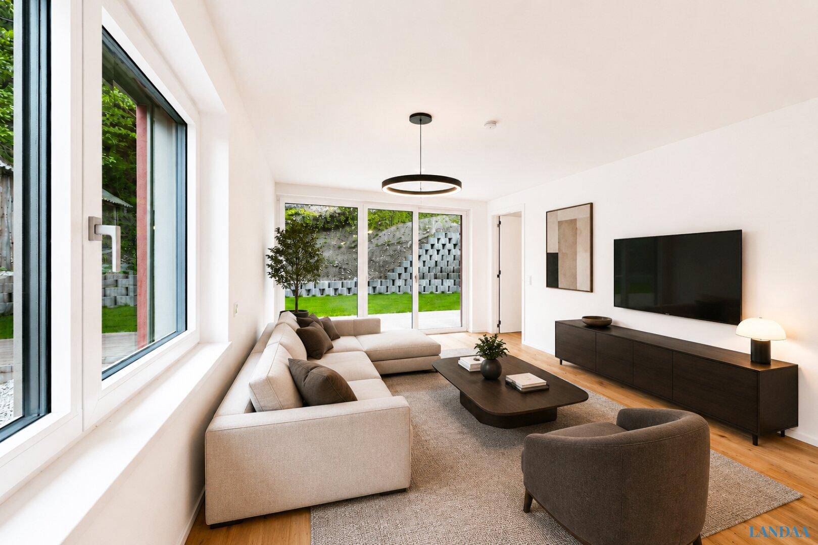 Modernes Wohnzimmer mit beigem Sofa, Holzboden und Blick in den Garten.