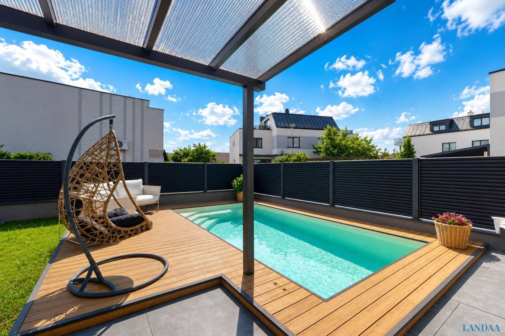 Entspannungsbereich im Garten mit Pool, Holzdeck und gemütlichem Hängesessel unter der Überdachung.