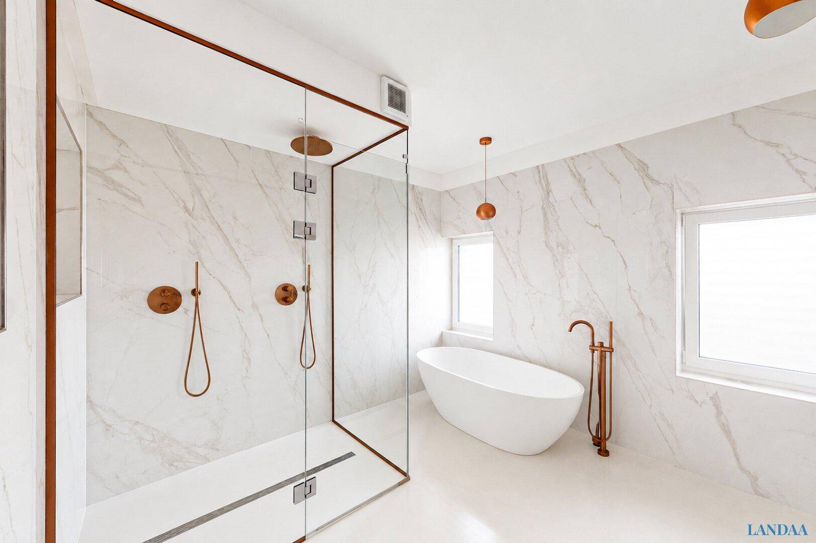 Elegantes Badezimmer mit großer begehbarer Dusche, freistehender Wanne und Marmoroberflächen.