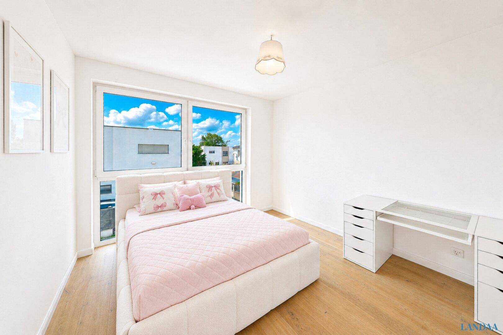 Helles Schlafzimmer mit rosa Bett, weißem Schreibtisch und großen Fenstern für viel Tageslicht.