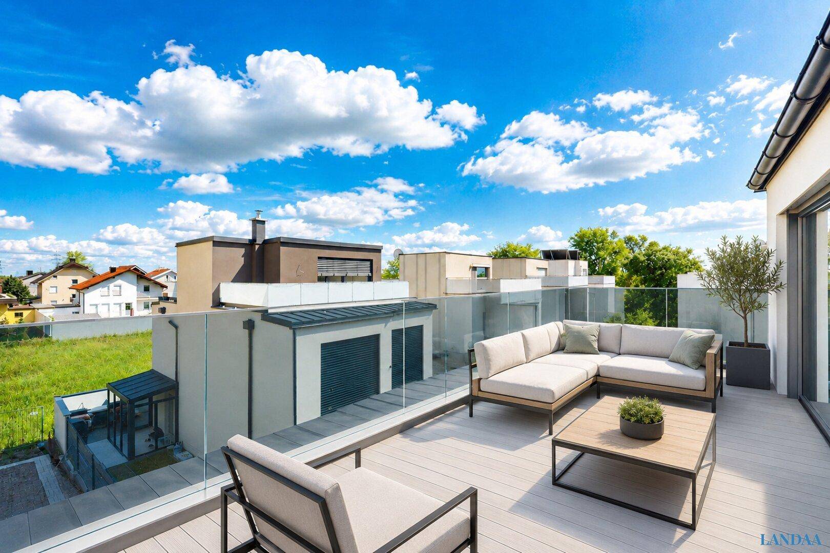 Geräumige Dachterrasse mit modernen Gartenmöbeln und weitem Blick über die Umgebung.