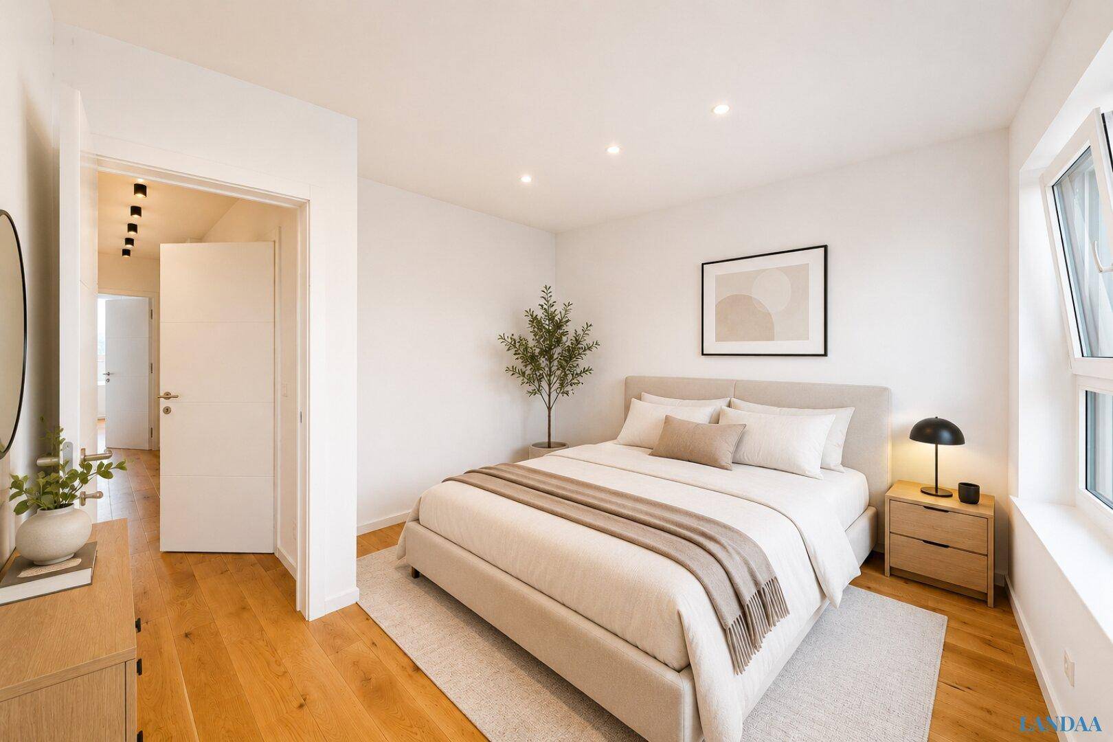 Modern eingerichtetes Schlafzimmer mit Doppelbett, Holzboden und viel Tageslicht.
