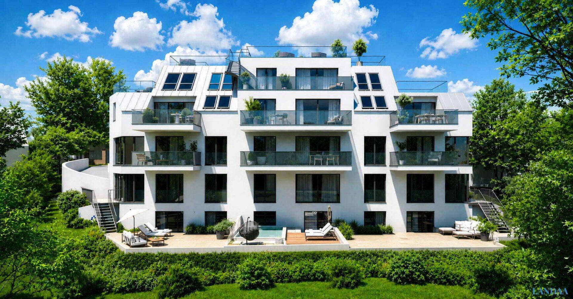 Zeitgenössisches Apartmentgebäude mit klaren Linien, großen Glasflächen und sonnigen Balkonen unter blauem Himmel.