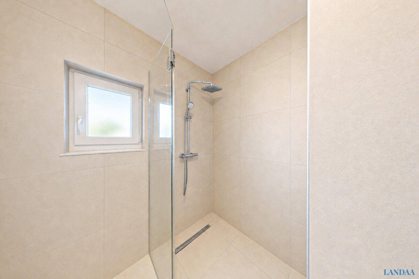 Geräumige, begehbare Dusche mit Regenduschkopf und Fenster in modernem Badezimmer.