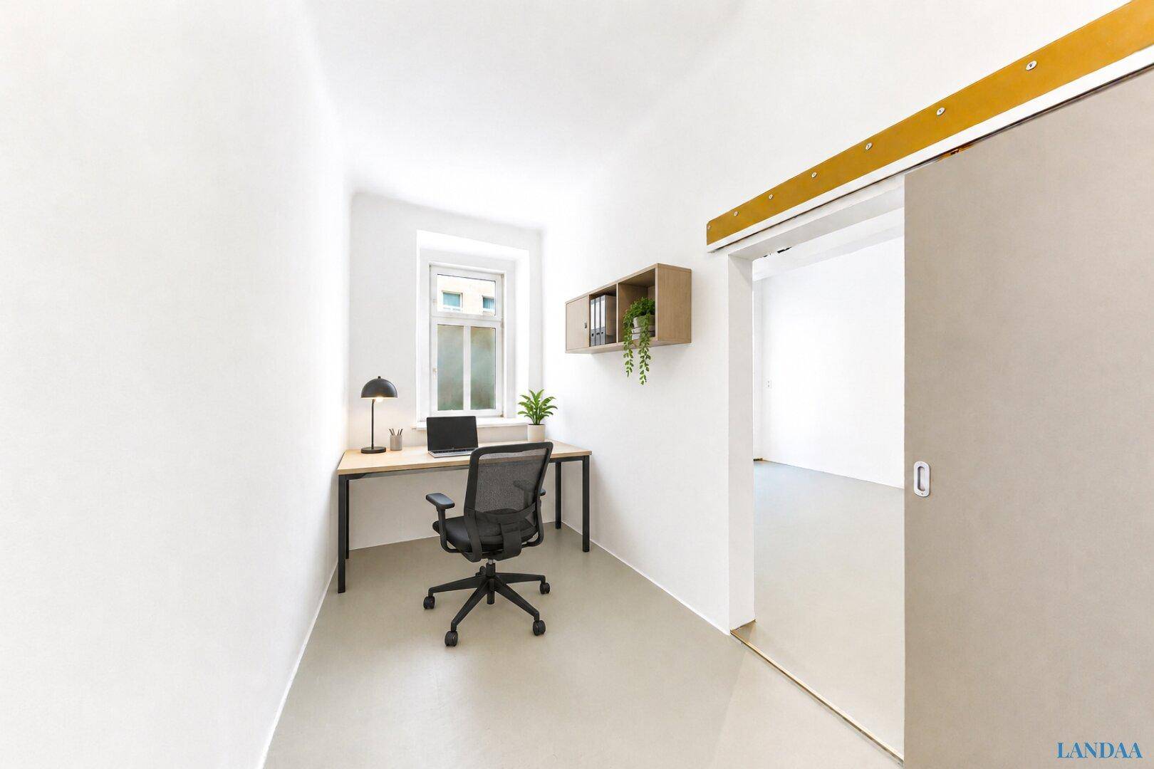 Modern eingerichtetes Büro mit Schreibtisch, Stuhl und Regal, ideal für Home-Office.