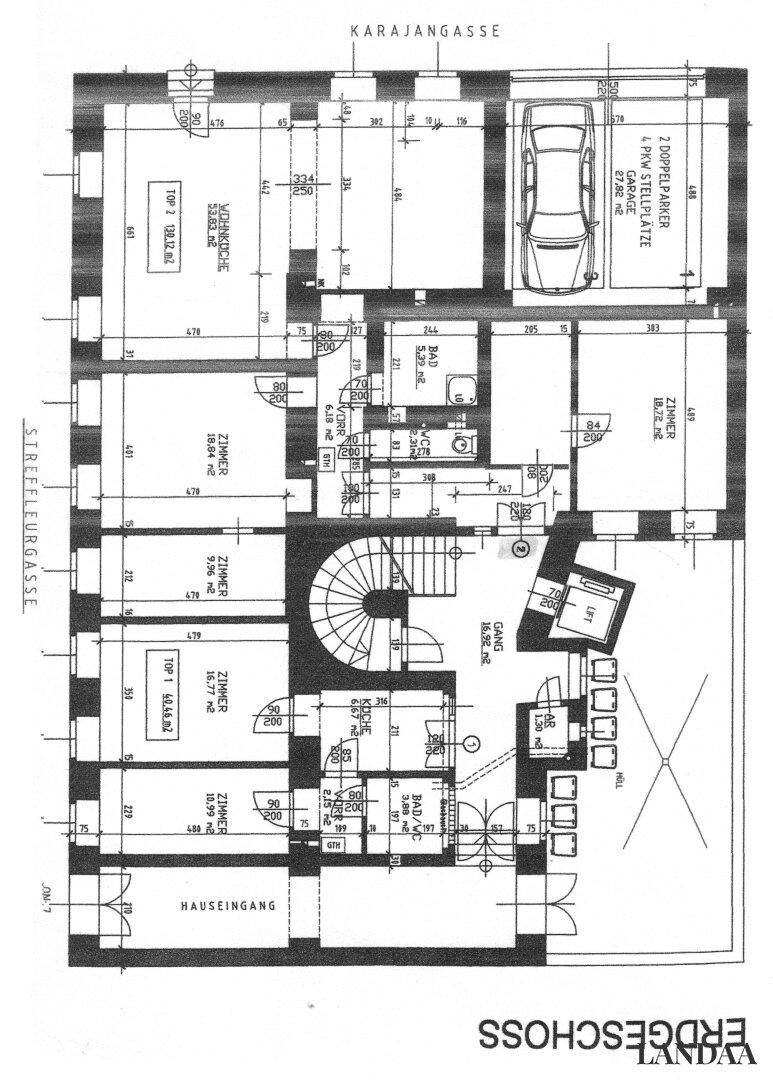 Grundriss des Erdgeschosses mit mehreren Zimmern, Garage und Treppenhaus.