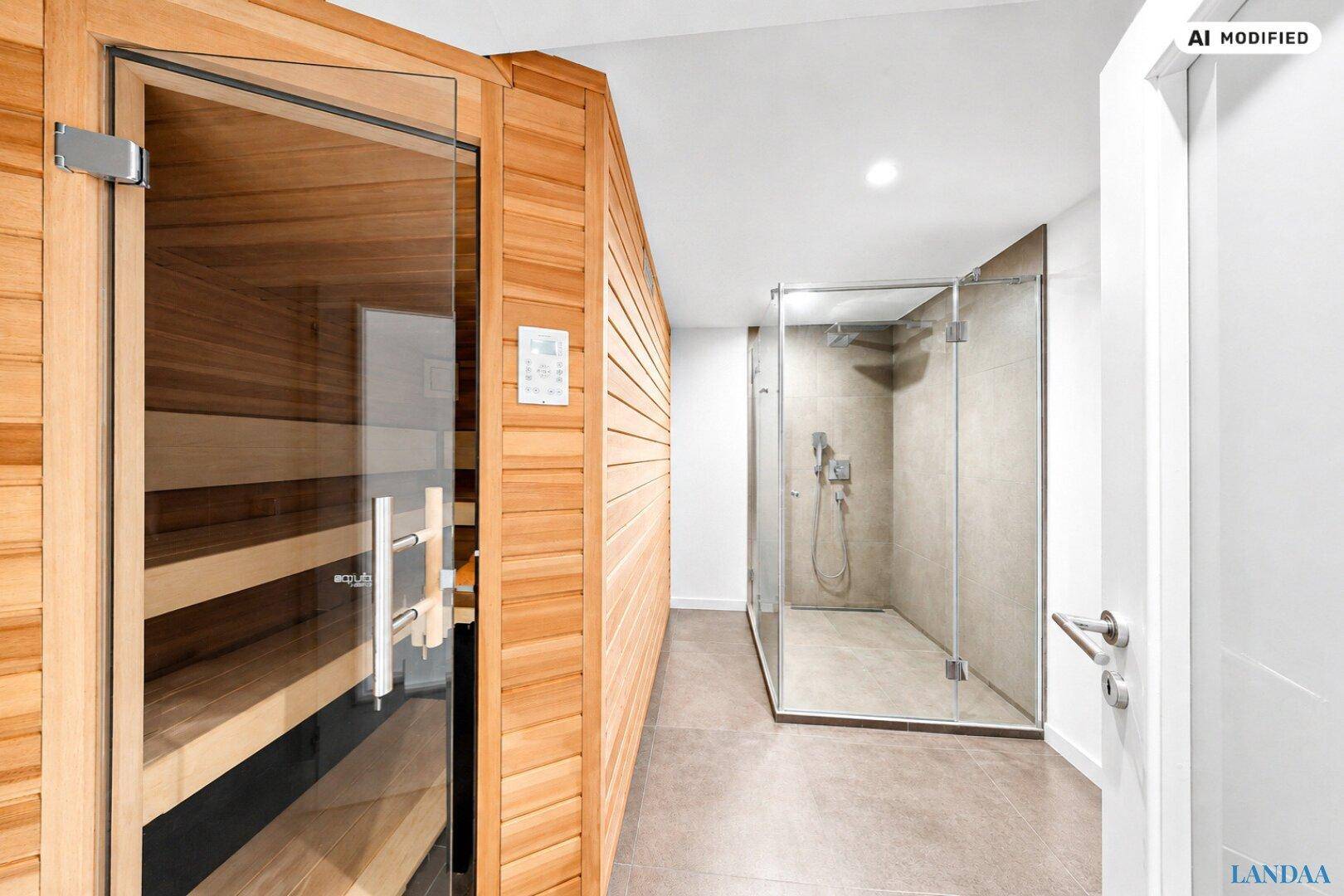 Moderne Wellness-Oase mit holzverkleideter Sauna und geräumiger Glasdusche.