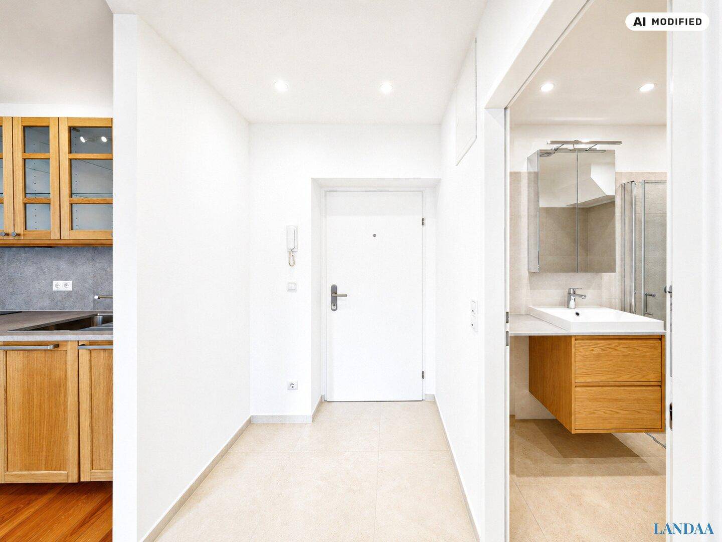 Heller Flur mit Fliesenboden, weißer Eingangstür und Blick in ein modernes Badezimmer.