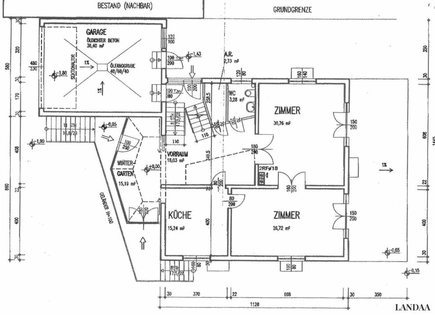 Grundriss des Erdgeschosses mit Garage, Vorraum, Küche und zwei Zimmern.
