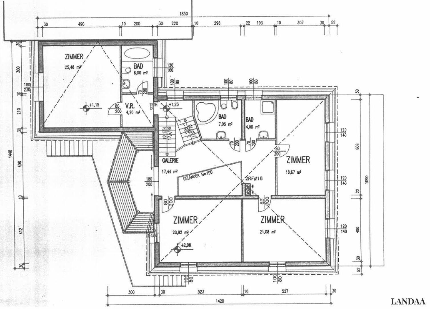 Grundriss des Obergeschosses mit mehreren Zimmern, zwei Bädern und Galeriebereich.