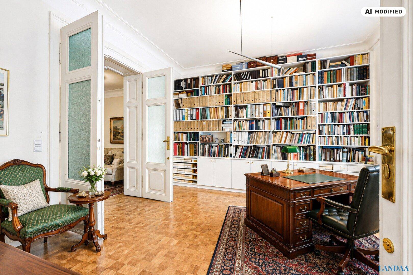 Geräumiges Arbeitszimmer mit umfangreichen Bücherregalen, Parkettboden und Doppeltüren.